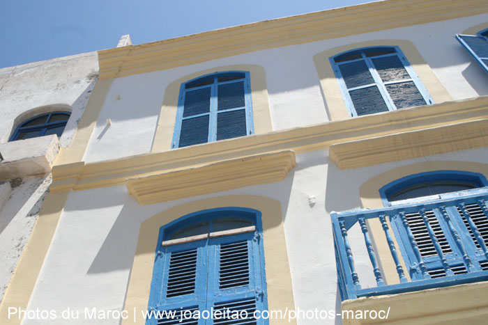 Bâtiments blancs avec fenêtres bleus à Essaouira