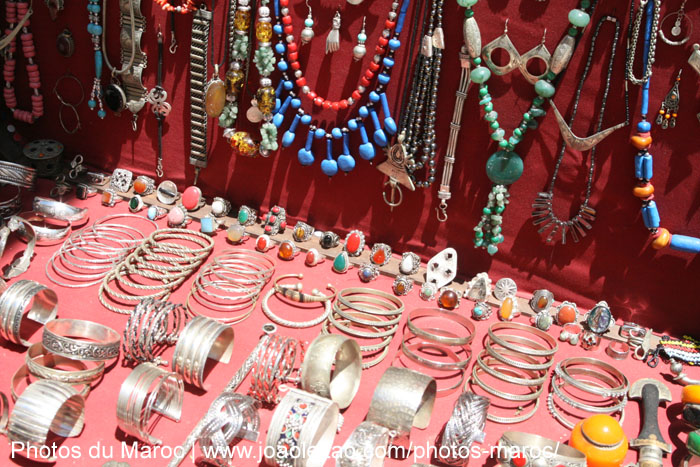 Bijouterie à vendre dans les rues d'Essaouira