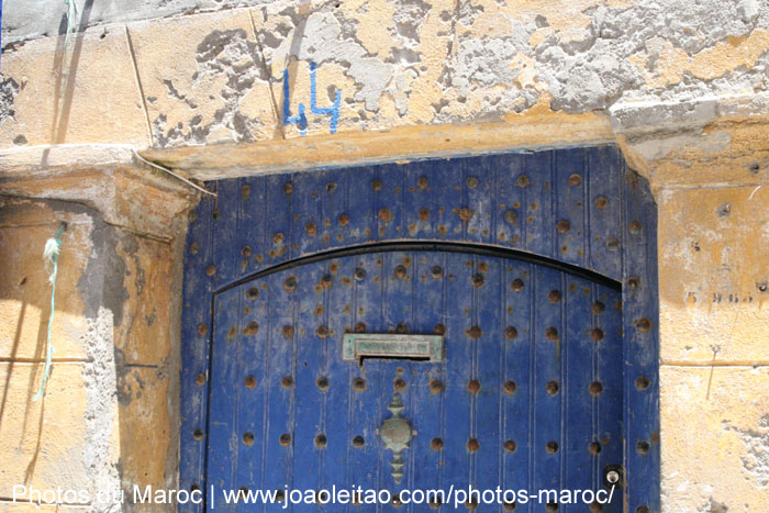 Ancienne porte bleue numéro 44 à Essaouira