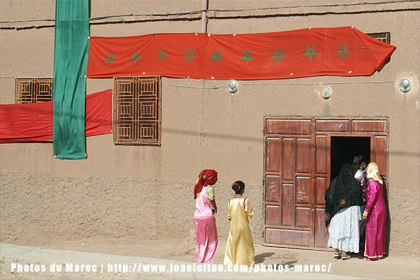 Femmes et filles habillées pour un mariage près de Zagora