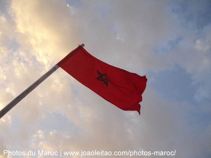Drapeau du Maroc au festival du désert à Khamlia