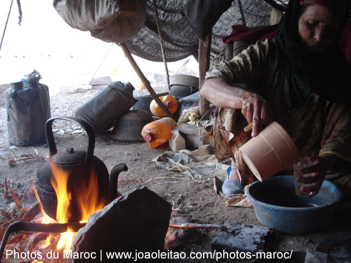 Femme nomade qui prépare le thé dans sa tente près de Midelt