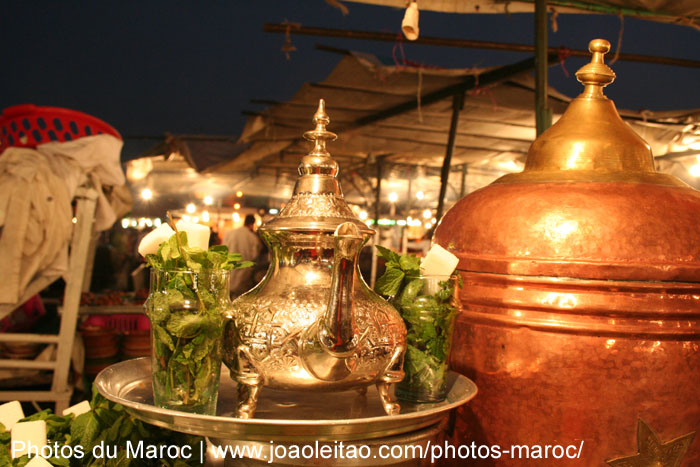 Théière et verres du thé à la menthe marocaine à Marrakech