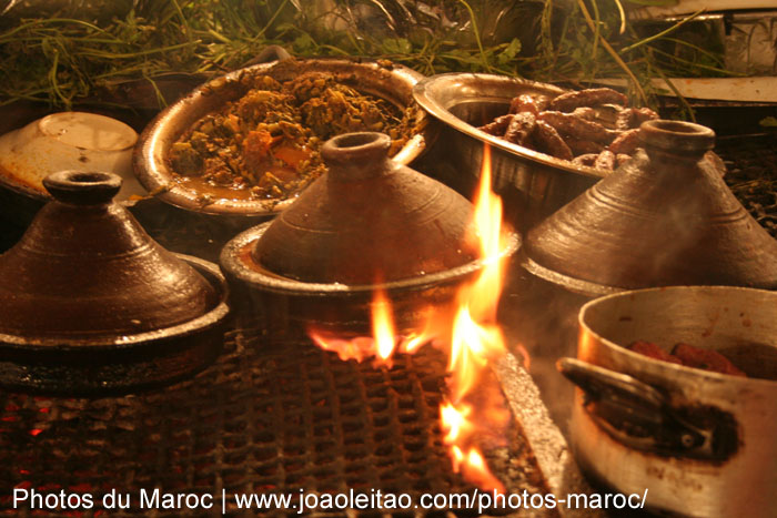 Cuisson des tajines dans un restaurant de la place Jamaâ El Fna à Marrakech