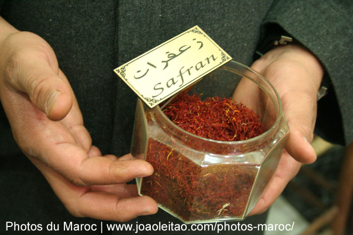 Pure safran dans un petit pot dans un magasin à Marrakech