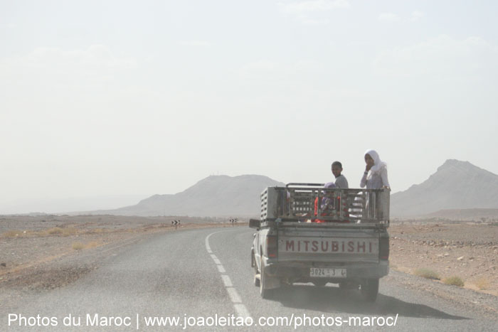 Enfants dans la partie arrière d'un pick-up sur la route de Zagora