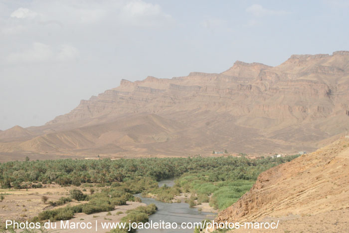 Paysage de montagne et rivière à la Vallée du Drâa