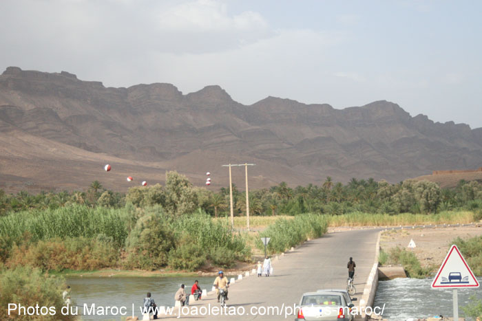 Personnes qui traversent un pont dans la vallée du Drâa