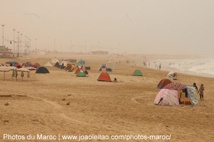 Plage dans la ville côtière de Elouatia