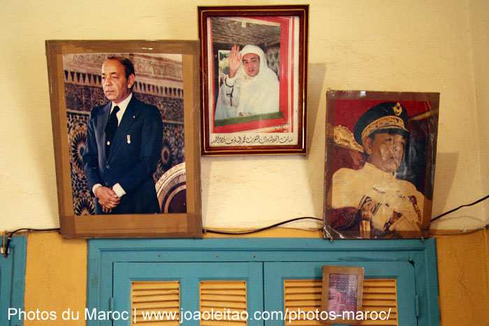 Photos des Rois Hassan II et Mohammed VI dans un hôtel de Bouizakarne