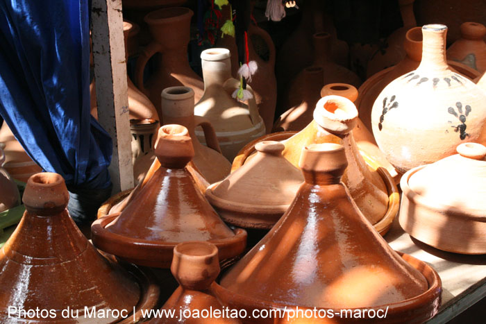 Tajines à vendre dans le marché central d'Ouarzazate Maroc