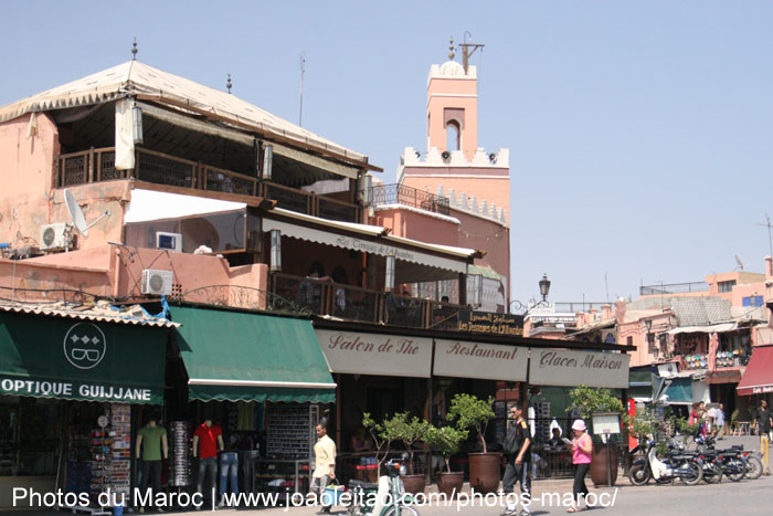 Salon de thé dans la place Jamaâ El Fna à Marrakech