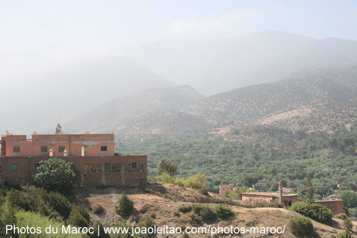 Montagnes et maisons dans la vallée de Ouirgane