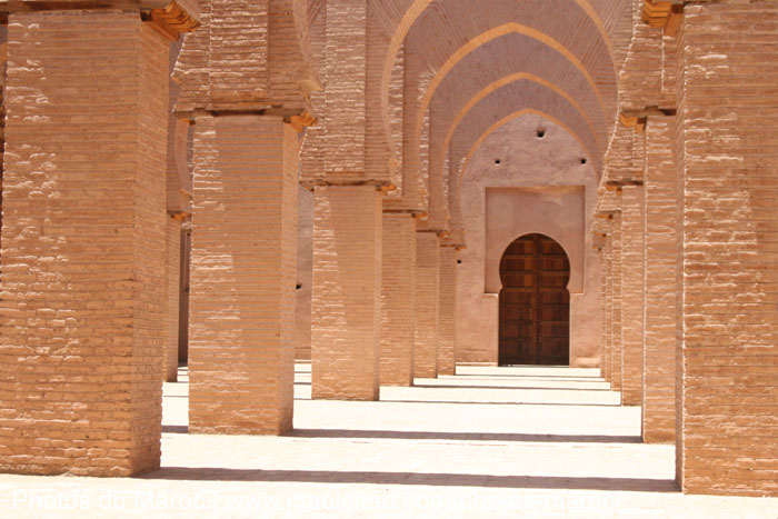 Arcades à l'intérieur de la mosquée de Tinmel