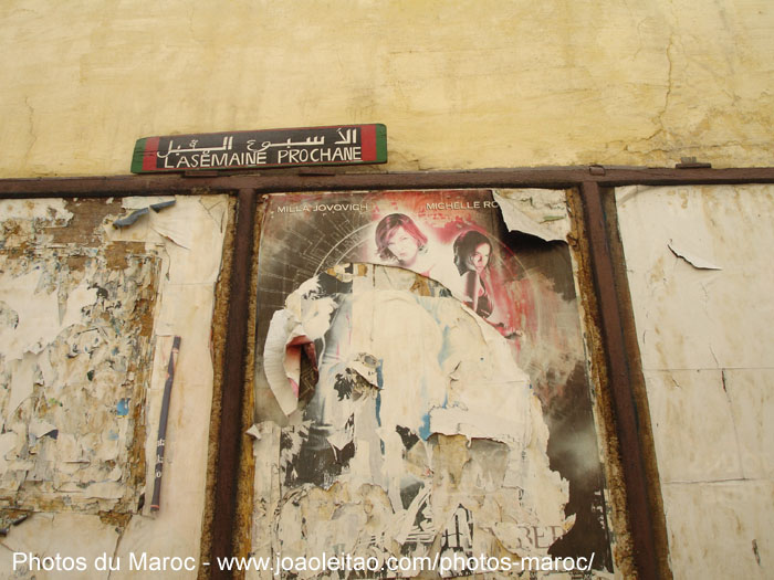 Affiche de cinéma ancienne à Fès