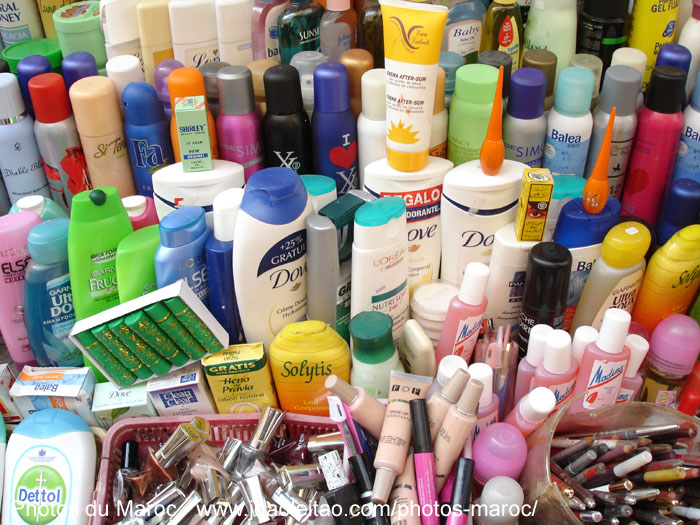 Mélange de shampoings et des cosmétiques dans un magasin à Fès