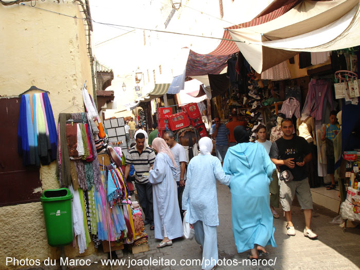 Intérieur du souk de l'ancienne médina de Fès