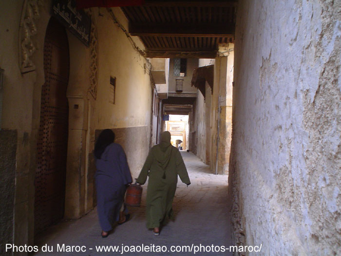 Femmes qui passent dans une petite ruelle au coeur de la médina de Fès