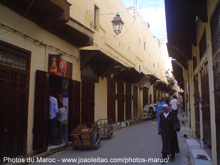 Scène de rue dans la médina de Fès