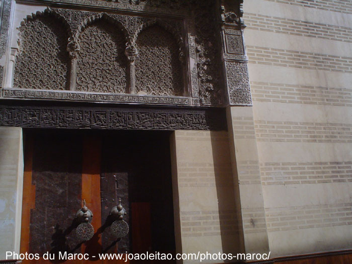 Haut de porte avec gravures traditionnelles dans la ville médina de Fès