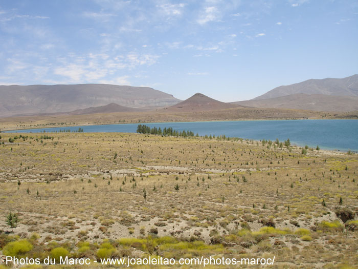 Lac de Tisli à Imilchil dans Montagnes de l'Haut Atlas