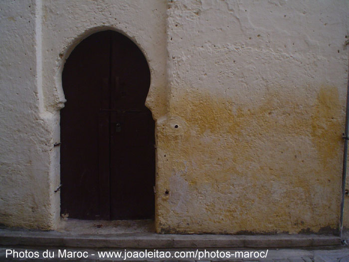 Vieille porte au cœur de la médina de Fès 