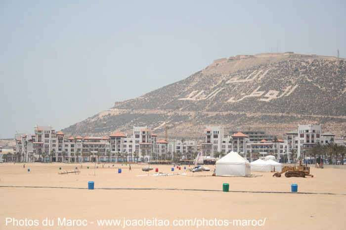 Vue de la plage et la colline du casbah à Agadir