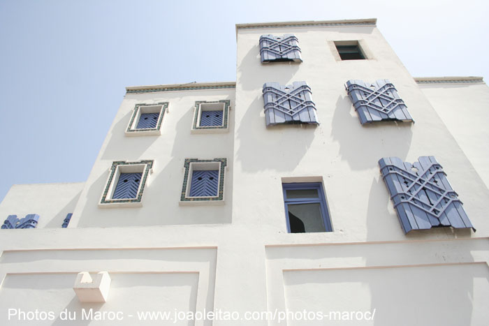 Bâtiments blancs avec des fenêtres couleur bleue dans le centre d'Agadir