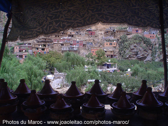 Nombreux tagines prêts à être consommés dans la vallée de l'Ourika