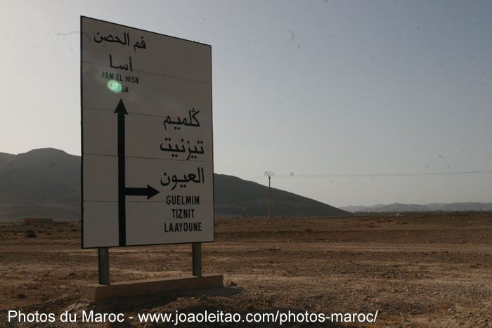 Panneau de route pour Fam el Hisn, Asa, Guelmim, Tiznit and Laayoune
