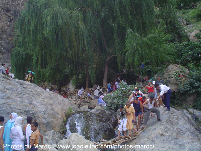 Personnes dans les cascades de montagne de la vallée de l'Ourika