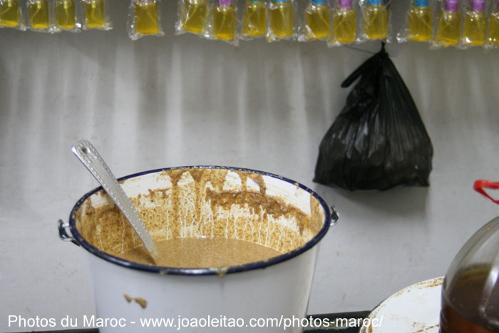 Seau avec amlou artisanal dans le marché couvert de Taroudant