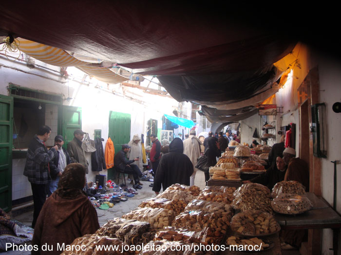 Gâteaux marocains à vendre dans les rues de l'ancienne médina de Tétouan