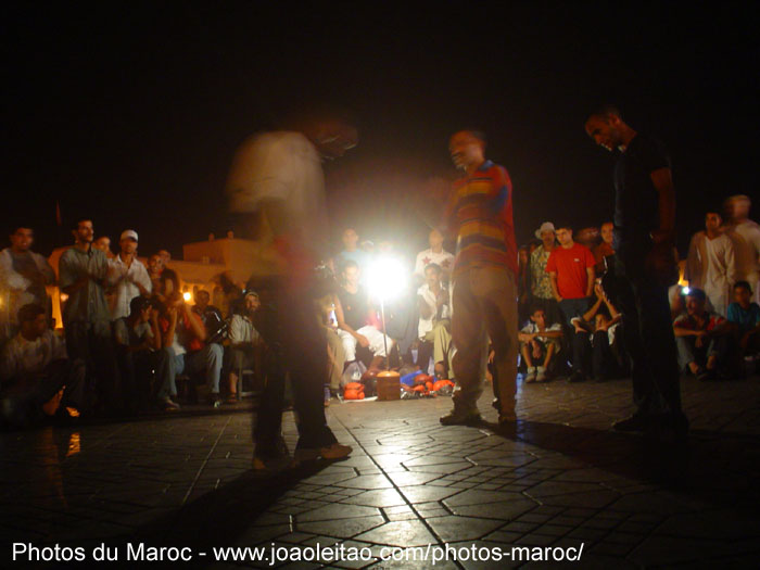 Hommes jouant boxe dans la place Jamaâ El Fna à Marrakech