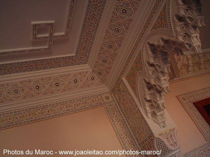 Plafond décoré dans un salon marocain à Marrakech