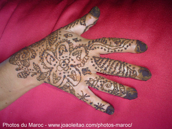 Tatouage au henne sur la main à Marrakech
