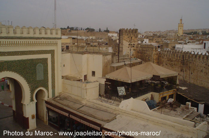Porte de Bab Boujloud à l'intérieur de la médina de Fès