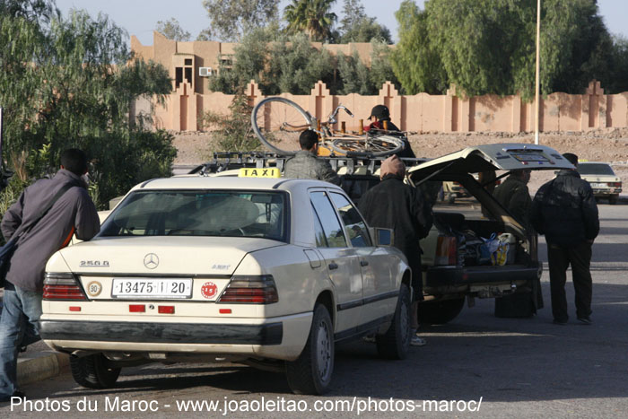 Station des grands taxis en face de la gare Routière d'Ouarzazate