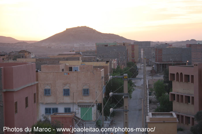 Lever de soleil au désert du Sahara dans le quartier Salam de la ville de Erfoud