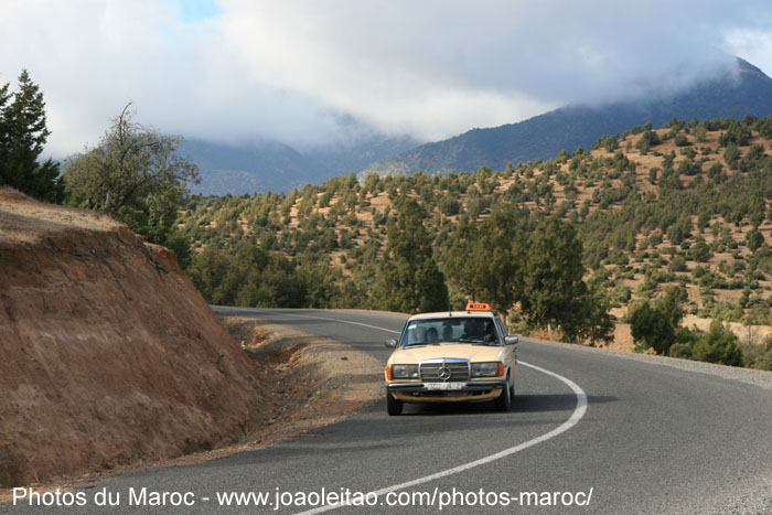 Grand Taxi sur la route de Tizi-n-Test en direction à Marrakech