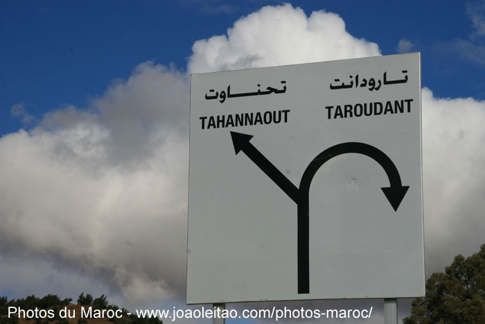 Panneau de route pour Tahannaout et Taroudant à Imarigha