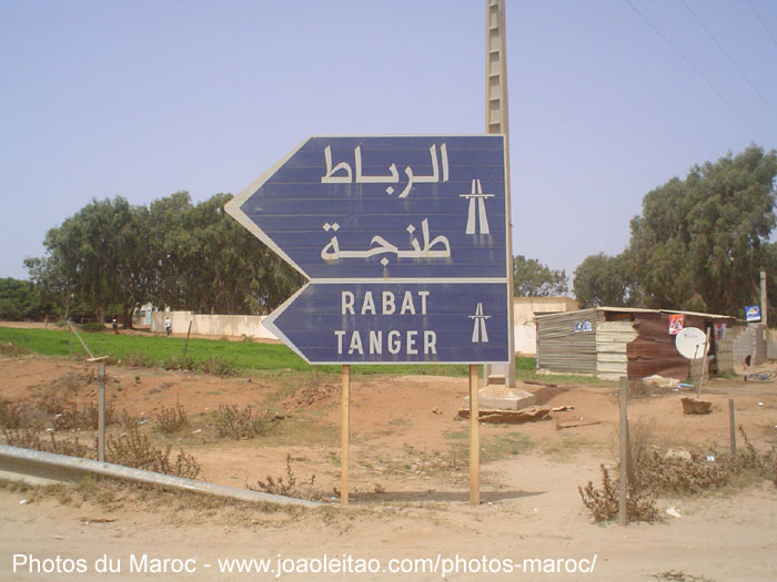Panneau d'auto-route à Rabat et à Tanger à la proximité de Larache