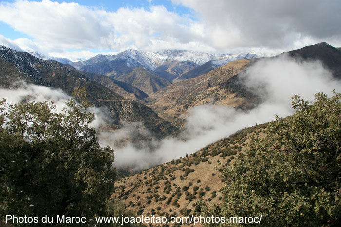 Montagnes de l'Atlas sur le chemin de Tizi-n-Test