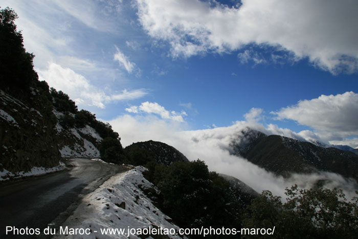 Route en direction du col du Tizi-n-Test dans les montagnes de l'Atlas