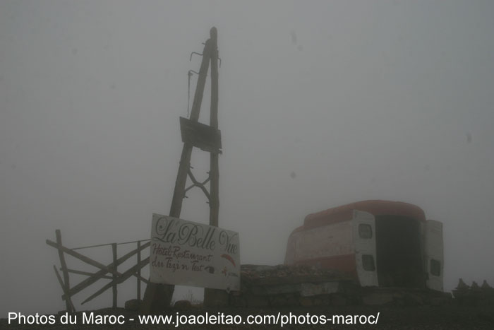 Brouillard sur le col du Tizi-n-Test dans les montagnes de l'Atlas