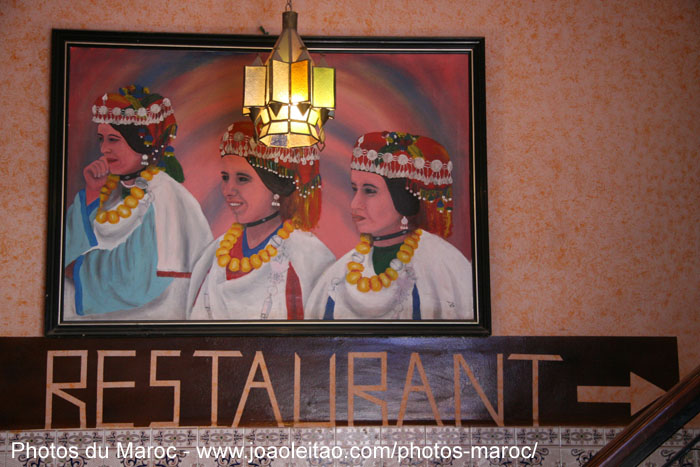 Peindre avec des femmes berbères avec des vêtements traditionnels dans un restaurant à Ouarzazate