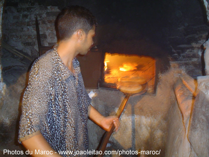Fabrication du pain marocain dans le four à Marrakech