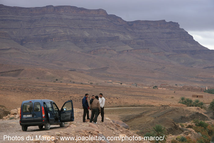 Hommes qui regardent la vallée du Draa au sud Maroc