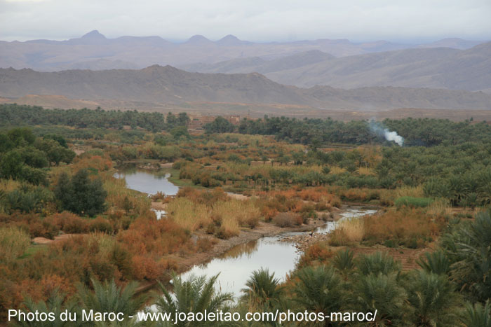 Paysage avec rivière dans la vallée du Drâa dans la région de Zagora