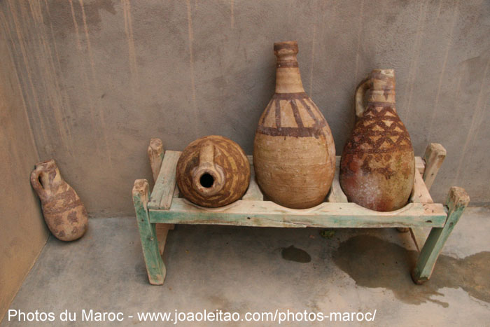 Jarres en céramique pour l'eau dans la village berbère de Nkob
